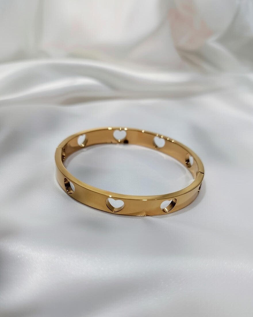 Luxury Gold Heart Cutout Hinged Bangle Bracelet